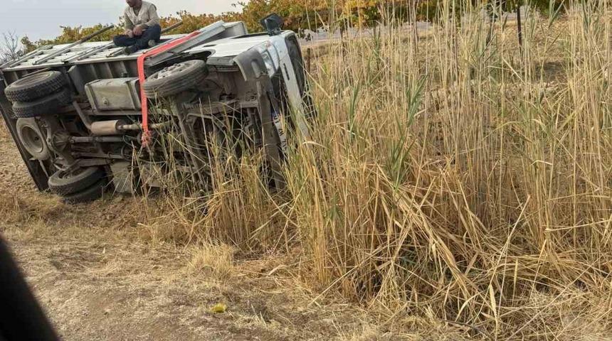 Batman&rsquo;da kayan kamyonet devrildi