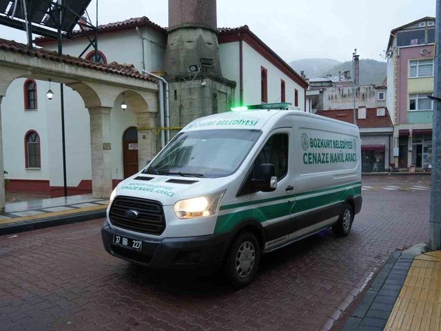 Dere yatağında cenazelerine ulaşılan anne ve oğlunun cenazesi ilçeye getirildi 5