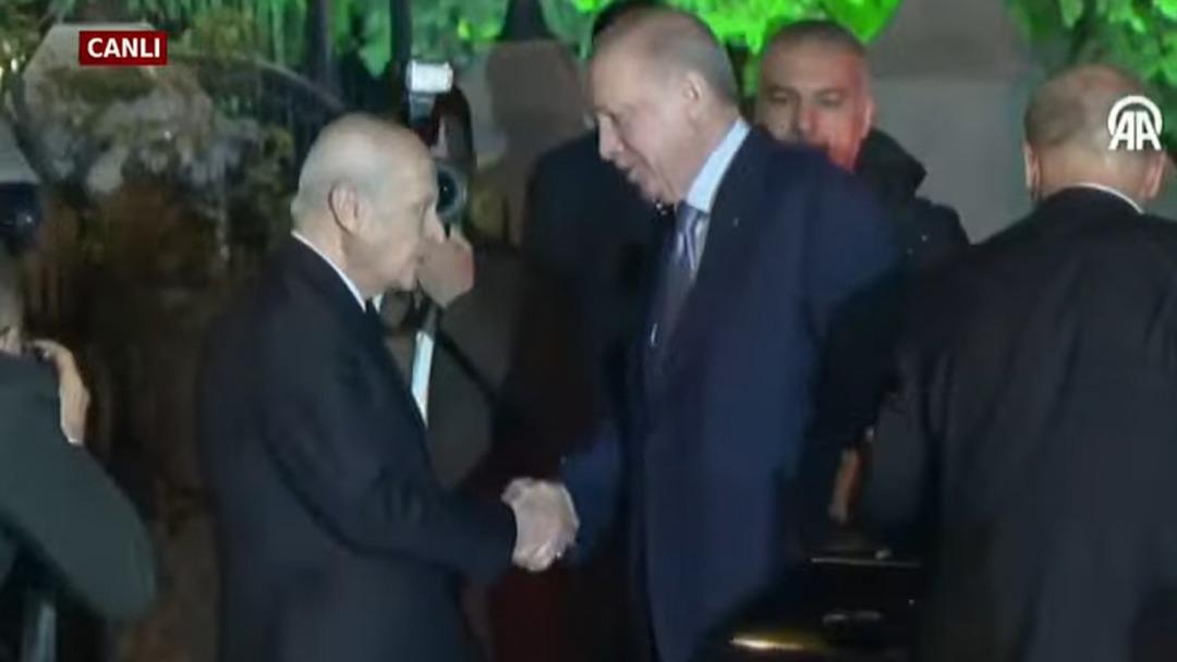 G&ouml;zler Erdoğan-Bah&ccedil;eli g&ouml;r&uuml;şmesinde: Cumhurbaşkanı Erdoğan, MHP lideri Bah&ccedil;eli yi konutunda ziyaret etti 6