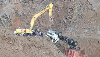 Ordu'da taş ocağında kamyon devrildi, sürücü hayatını kaybetti