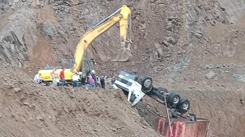 Ordu'da taş ocağında kamyon devrildi, sürücü hayatını kaybetti