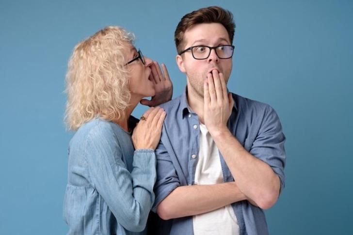 İlk sorumuzla başlayalım: Hiç tanımadığın bir ortama girdiğinde insanlar sana bakıyor mu?