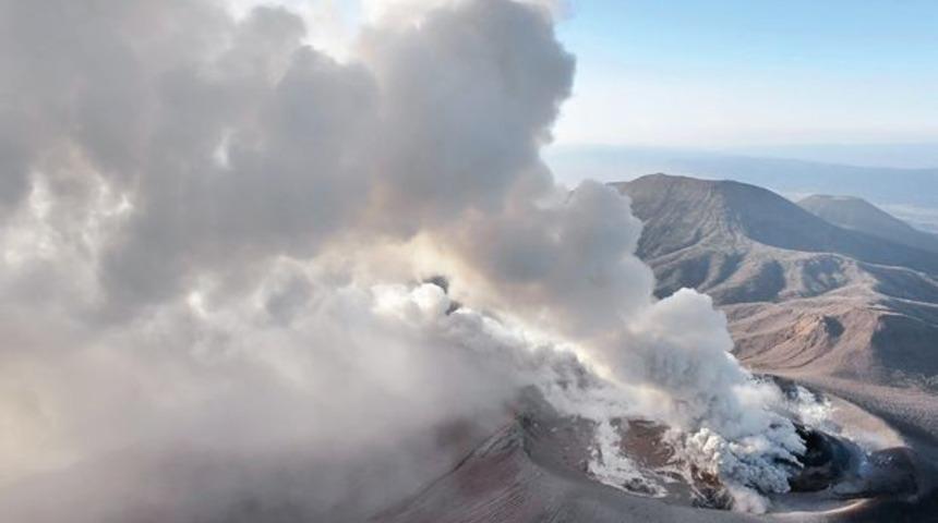 Shinmoedake Yanardağı patladı! Dumanlar 4 bin metreyi aştı