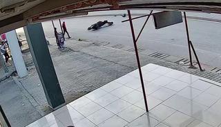 Sokak köpeğine çarpan motosikletli metrelerce sürüklendi