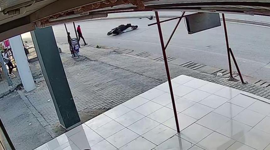 Sokak k&ouml;peğine &ccedil;arpan motosikletli metrelerce s&uuml;r&uuml;klendi