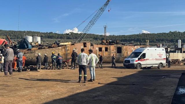 İzmir'de üzerine parça düşen işçi hayatını kaybetti