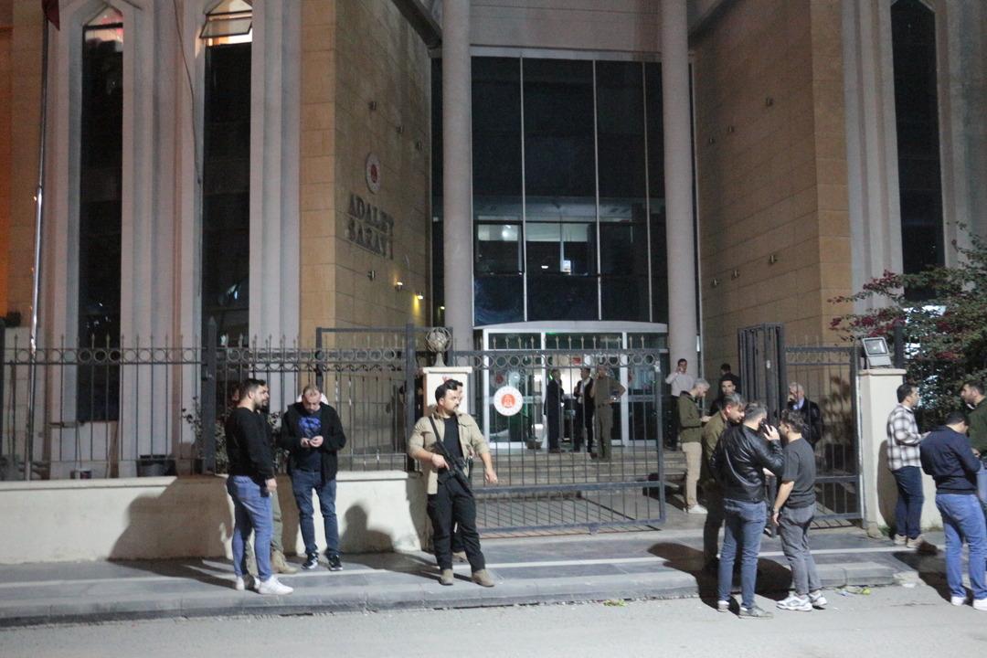 Şırnak ta adliye &ouml;n&uuml;nde silahlı saldırı: 1 kişi hayatını kaybetti 2