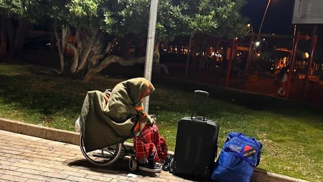 Kıbrıs gazisinin iç burkan görüntüsü: Sokakta valizleriyle bir başına... Zor ikna edildi, aparta yerleştirildi