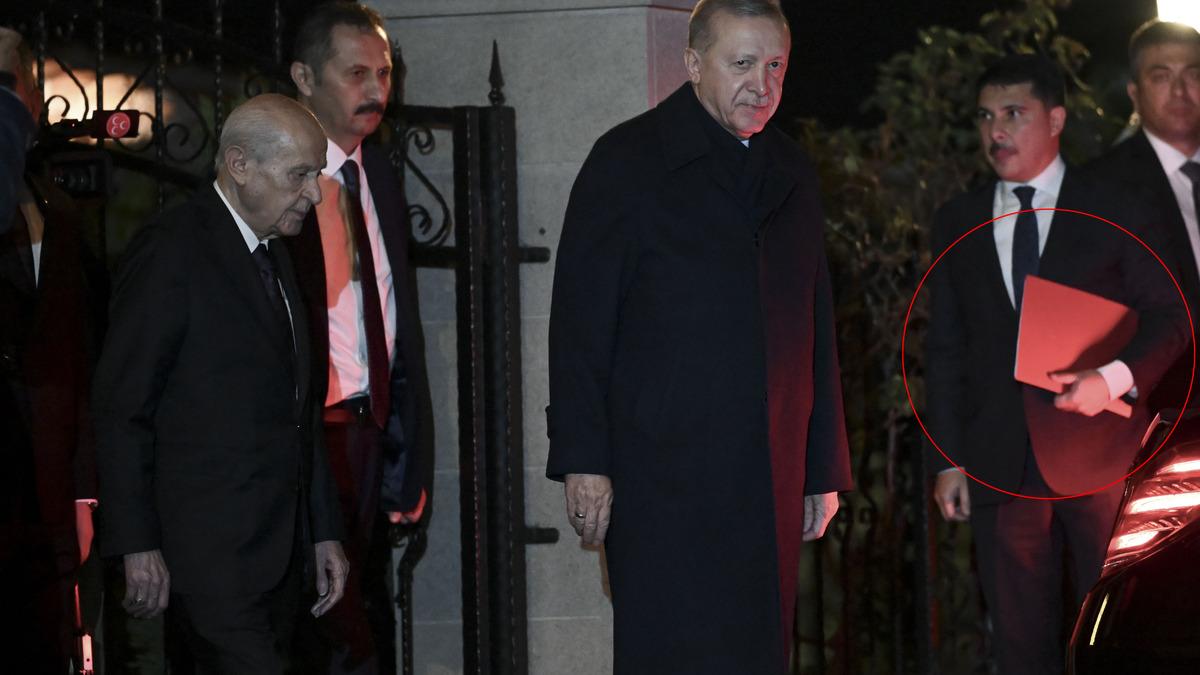Kırmızı dosyada ne var? Erdoğan ve Bahçeli görüşmesinde dikkat çeken fotoğraf karesi - Politika Siyaset Haberleri