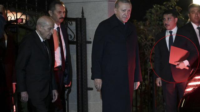 Kırmızı dosyada ne var? Erdoğan ve Bahçeli görüşmesinde dikkat çeken fotoğraf karesi