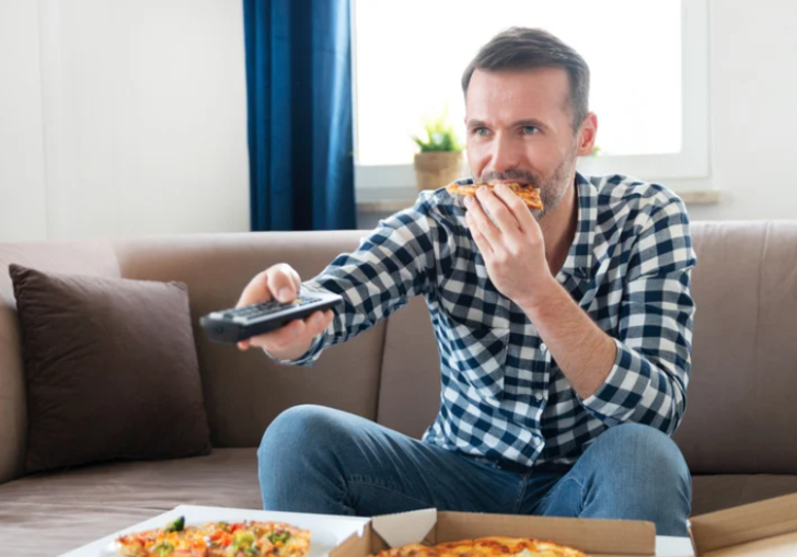 Dizi izlerken yanında genelde ne olur?