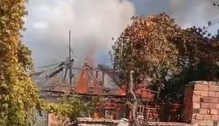 Alevlerin sardığı ev kullanılamaz hale geldi