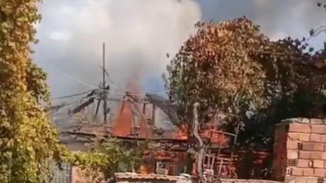 Alevlerin sardığı ev kullanılamaz hale geldi