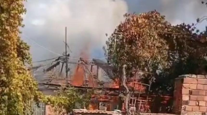 Alevlerin sardığı ev kullanılamaz hale geldi