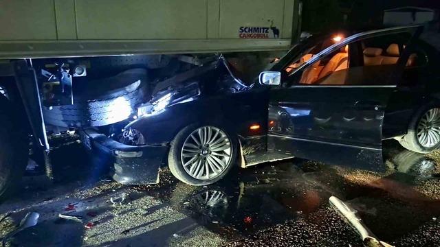 Bursa&rsquo;da otomobil park halindeki tıra arkadan &ccedil;arptı: 1 ağır yaralı 2