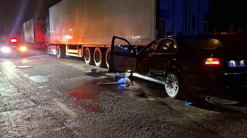 Bursa&rsquo;da otomobil park halindeki tıra arkadan &ccedil;arptı: 1 ağır yaralı