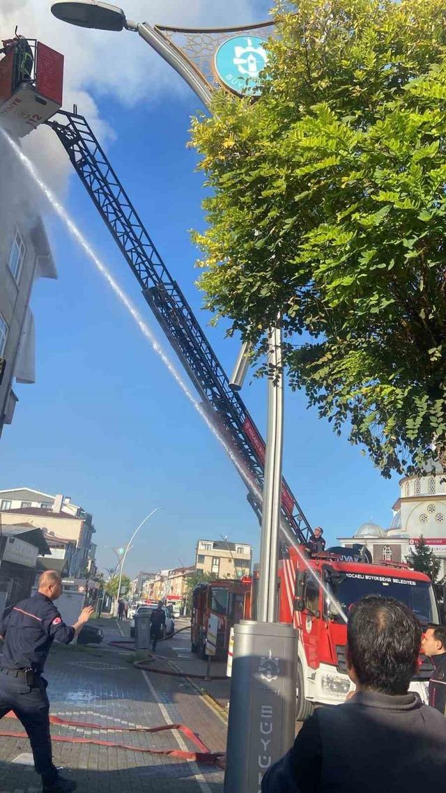 4 katlı binada yangın paniği 3