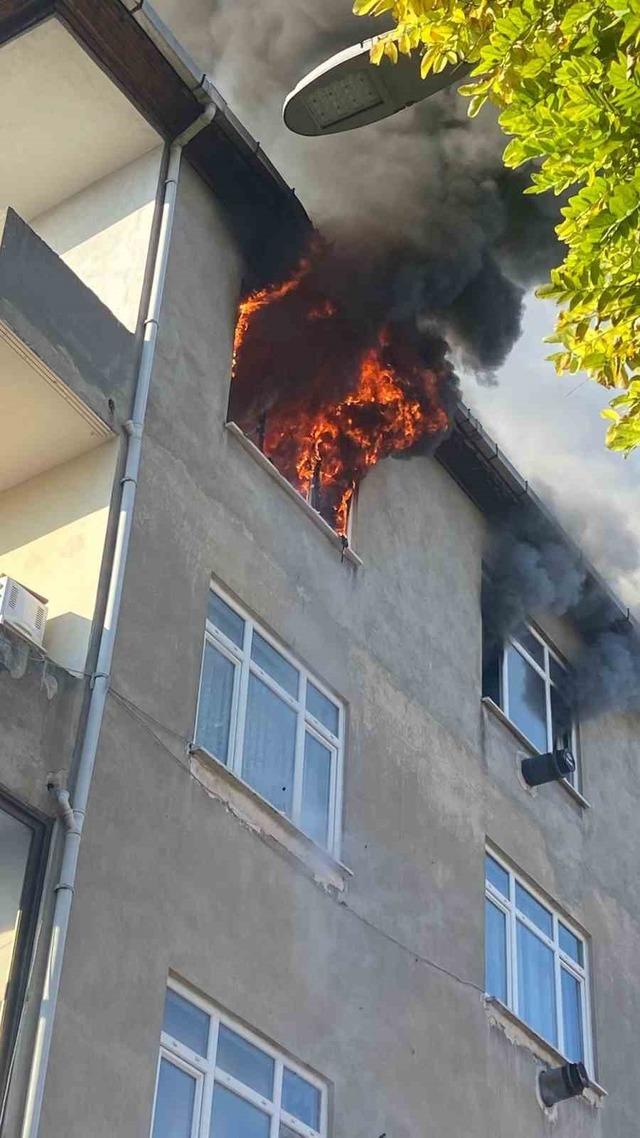 4 katlı binada yangın paniği 2