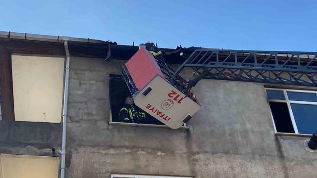 4 katlı binada yangın paniği 1