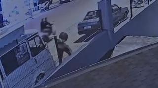 Alanya’da kaldırımdan geçen kadına yumruk ve bıçaklı saldırı güvenlik kamerasında