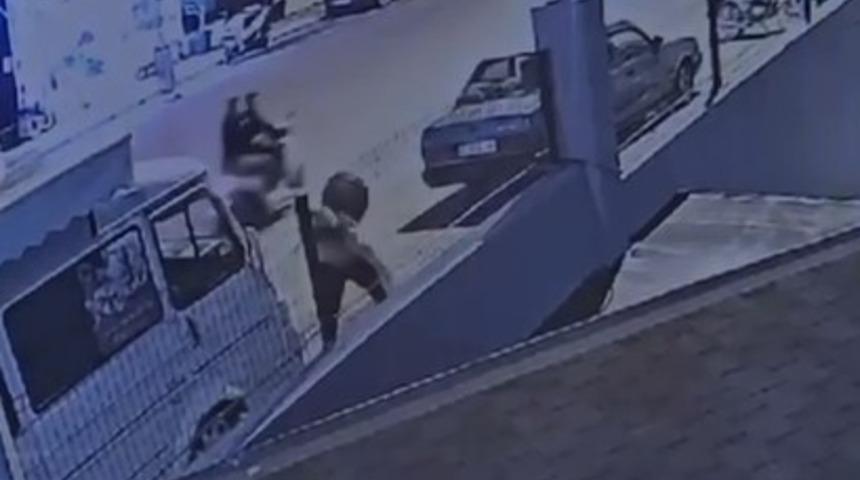 Alanya&rsquo;da kaldırımdan ge&ccedil;en kadına yumruk ve bı&ccedil;aklı saldırı g&uuml;venlik kamerasında