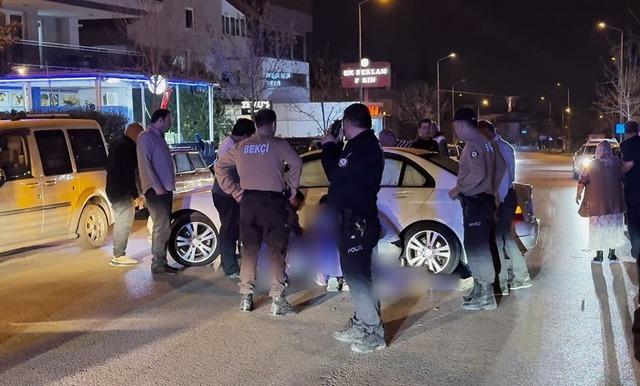 Yola kontrols&uuml;z &ccedil;ıkan otomobil, motosikletle &ccedil;arpıştı: 1 yaralı 3