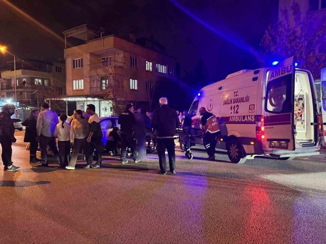 Yola kontrolsüz çıkan otomobil, motosikletle çarpıştı: 1 yaralı 2