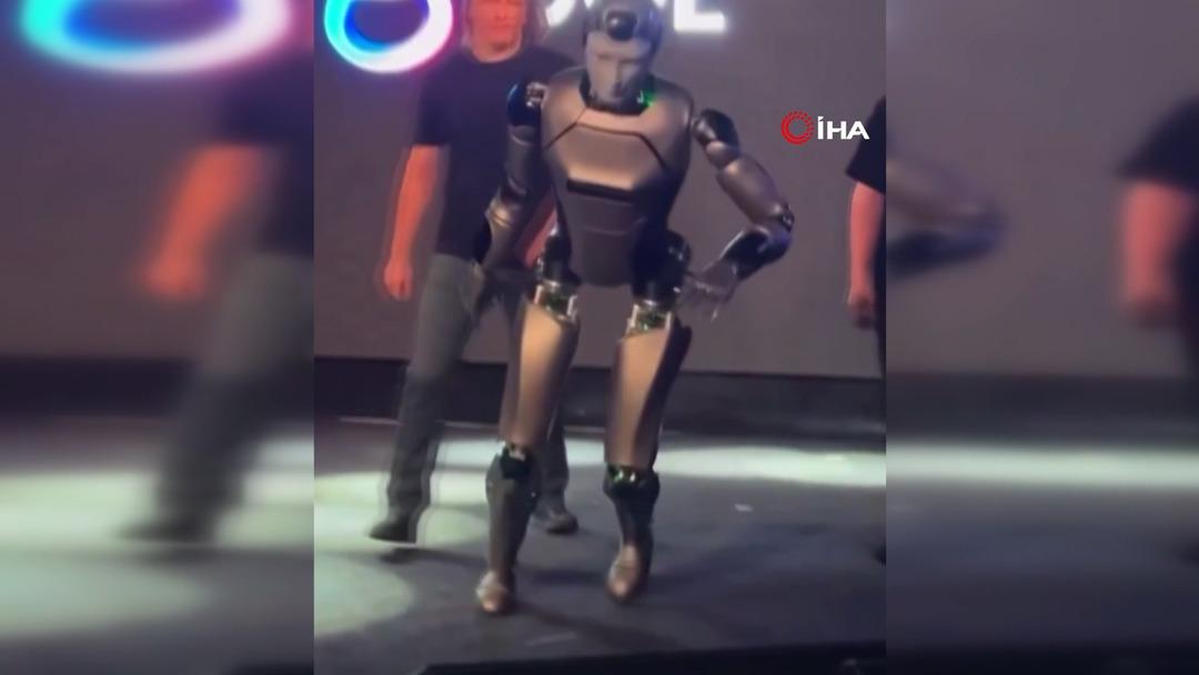 Rusya i&ccedil;in bir ilkti... Sahneye &ccedil;ıkar &ccedil;ıkmaz olanlar oldu! O anları &ouml;rt&uuml; ile gizlemeye &ccedil;alıştılar 2