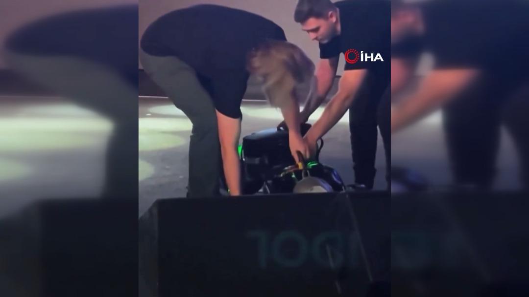 Rusya i&ccedil;in bir ilkti... Sahneye &ccedil;ıkar &ccedil;ıkmaz olanlar oldu! O anları &ouml;rt&uuml; ile gizlemeye &ccedil;alıştılar 3