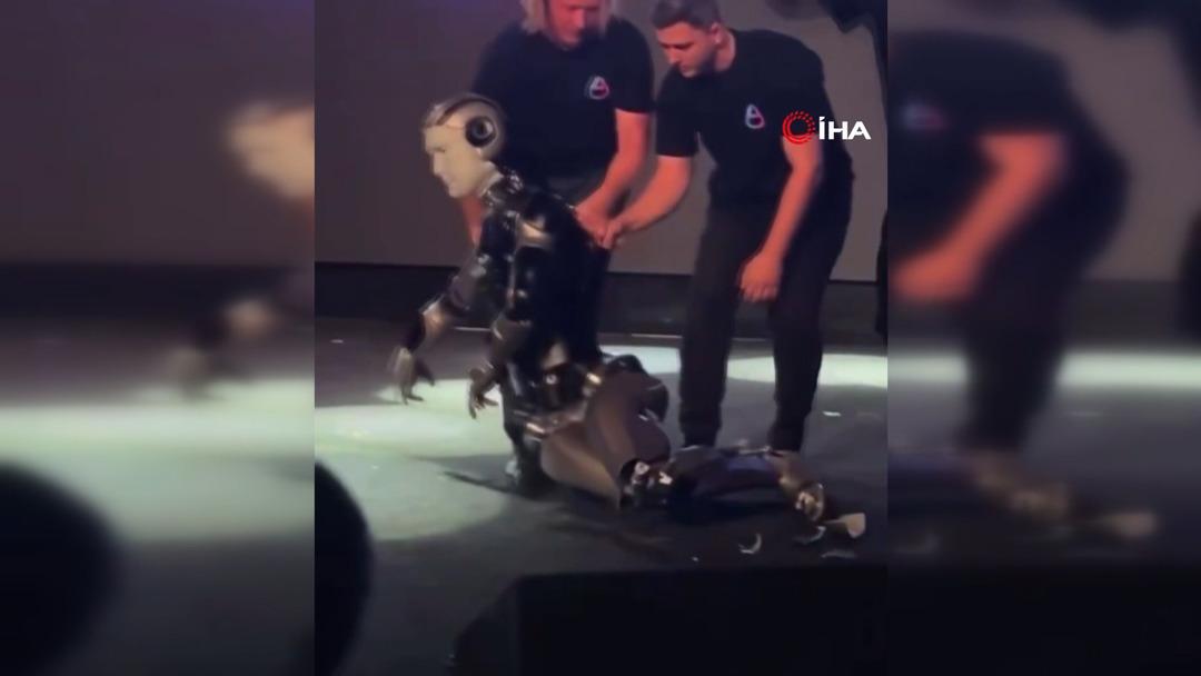 Rusya i&ccedil;in bir ilkti... Sahneye &ccedil;ıkar &ccedil;ıkmaz olanlar oldu! O anları &ouml;rt&uuml; ile gizlemeye &ccedil;alıştılar 4