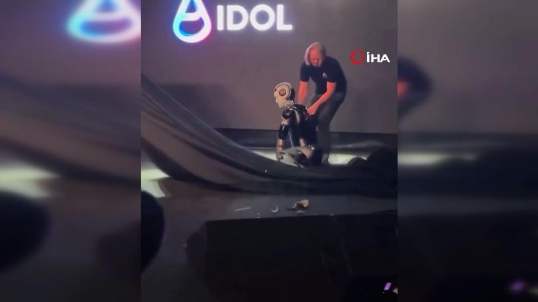 Rusya i&ccedil;in bir ilkti... Sahneye &ccedil;ıkar &ccedil;ıkmaz olanlar oldu! O anları &ouml;rt&uuml; ile gizlemeye &ccedil;alıştılar 5