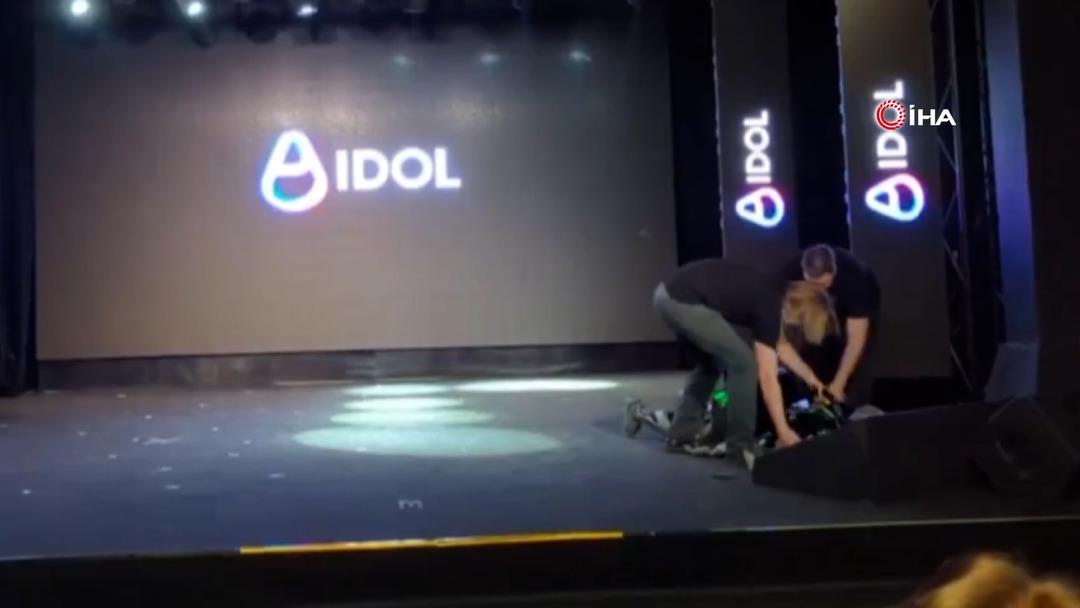 Rusya i&ccedil;in bir ilkti... Sahneye &ccedil;ıkar &ccedil;ıkmaz olanlar oldu! O anları &ouml;rt&uuml; ile gizlemeye &ccedil;alıştılar 7