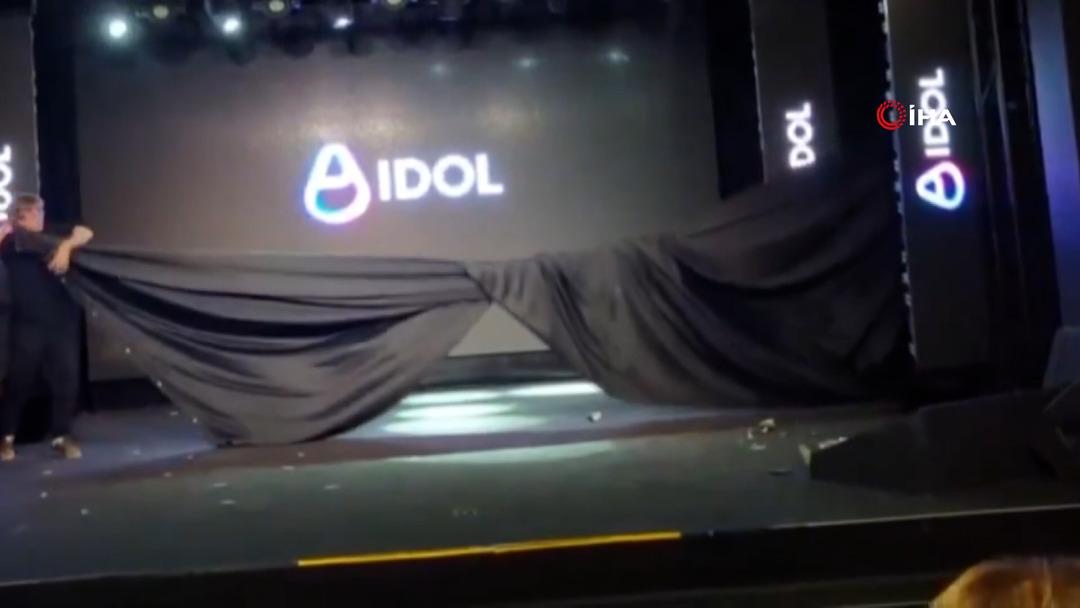 Rusya i&ccedil;in bir ilkti... Sahneye &ccedil;ıkar &ccedil;ıkmaz olanlar oldu! O anları &ouml;rt&uuml; ile gizlemeye &ccedil;alıştılar 9