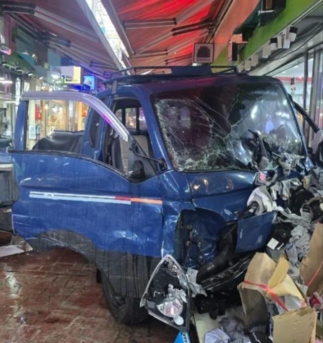 Güney Kore’de araç pazara daldı: 2 ölü, 18 yaralı 1