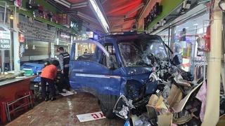 Güney Kore’de araç pazara daldı: 2 ölü, 18 yaralı