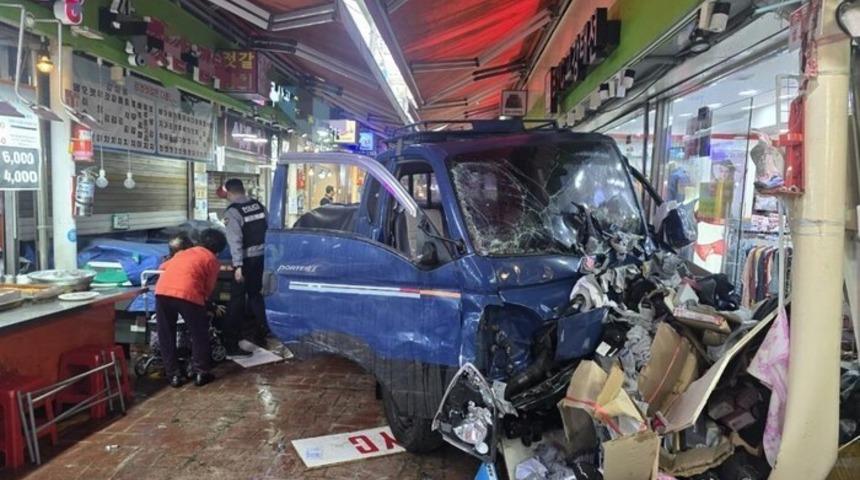 G&uuml;ney Kore&rsquo;de ara&ccedil; pazara daldı: 2 &ouml;l&uuml;, 18 yaralı