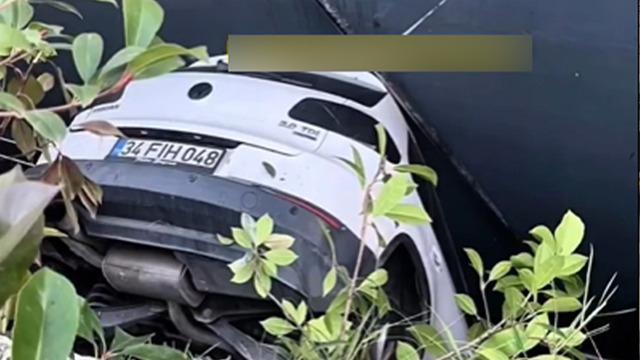 İstanbul'da bir otopark savaş alanına döndü! Birçok araçta büyük maddi hasar meydana geldi