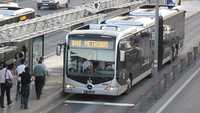 Metrobüsler için yeni karar! Özel günlerde değişebilir…