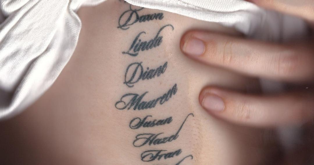 Dedektif tuttu! Eski sevgililerinin annelerinin isimlerini dövme yaptı! Nedeni bakın ne 1