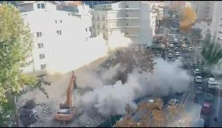 Yıkım sırasında çöktü: Molozlar araçların üzerine düştü