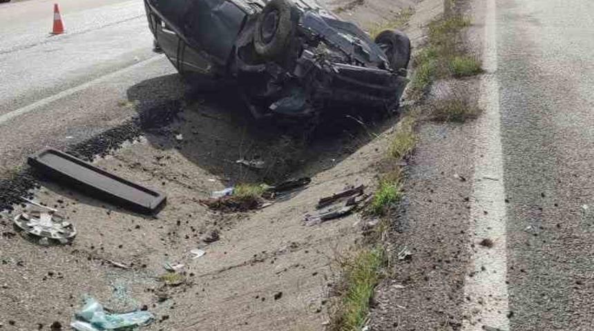 Takla atan otomobilden 2 kişi yaralı kurtuldu