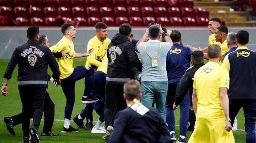 Fenerbah&ccedil;e'de şok gelişme! Galatasaray derbisinde yaşananlar sonrası Jayden Oosterwolde, Mert Hakan Yandaş'a 4'er yıla kadar hapis talebi