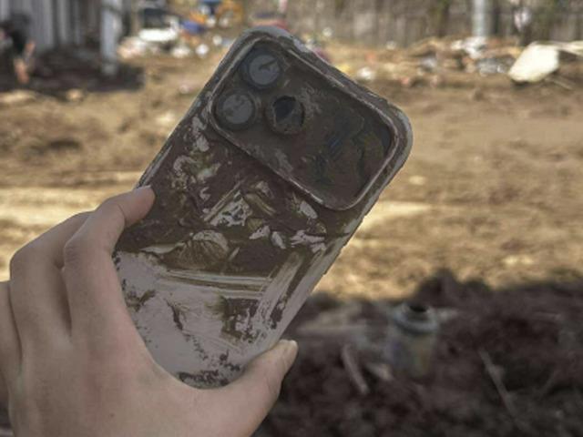 Tayfunda kaybolmuştu: 3 gün boyunca çamurda kalan iPhone 17 Pro herkesi şaşkına çevirdi!