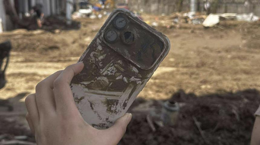 Tayfunda kaybolmuştu: 3 g&uuml;n boyunca &ccedil;amurda kalan iPhone 17 Pro herkesi şaşkına &ccedil;evirdi!