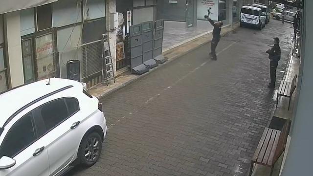 Manisa’da yürekleri ısıtan anlar: Yüksekten düşen kediyi polis yakaladı