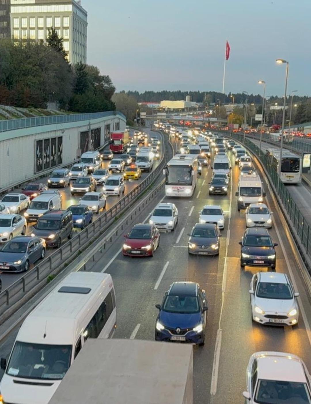 İstanbul da akşam saatlerinde trafik yoğunluğu yüzde 89 a çıktı 1