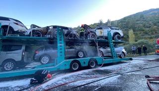 Araç yüklü tırda yangın: Araçlar kullanılamaz hale geldi