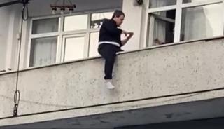 Balkondan atlamak isteyen genç yürekleri ağza getirdi