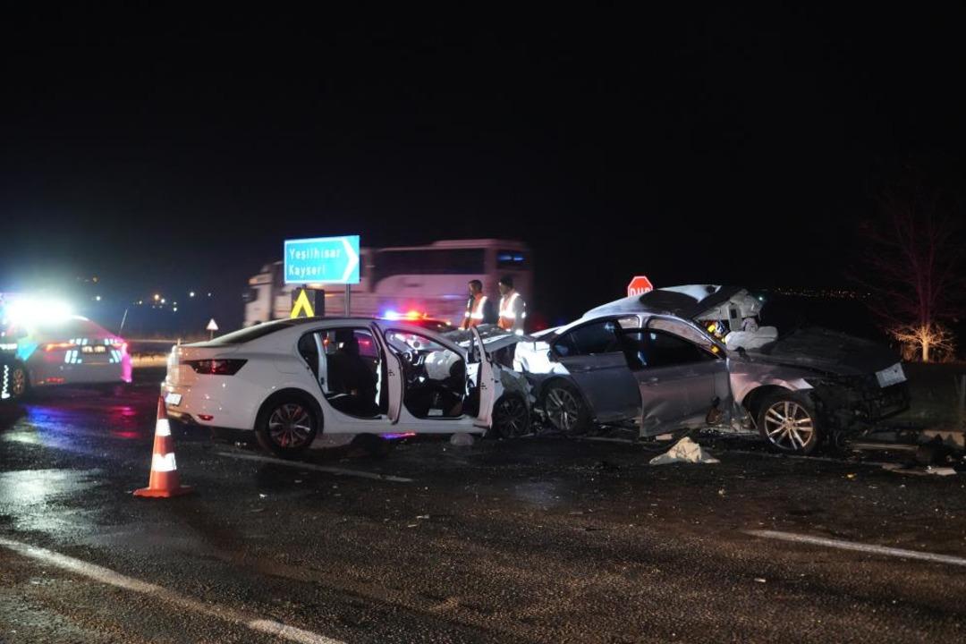 Niğde-Kayseri karayolunda feci kaza: 3 &ouml;l&uuml;, 6 yaralı 1