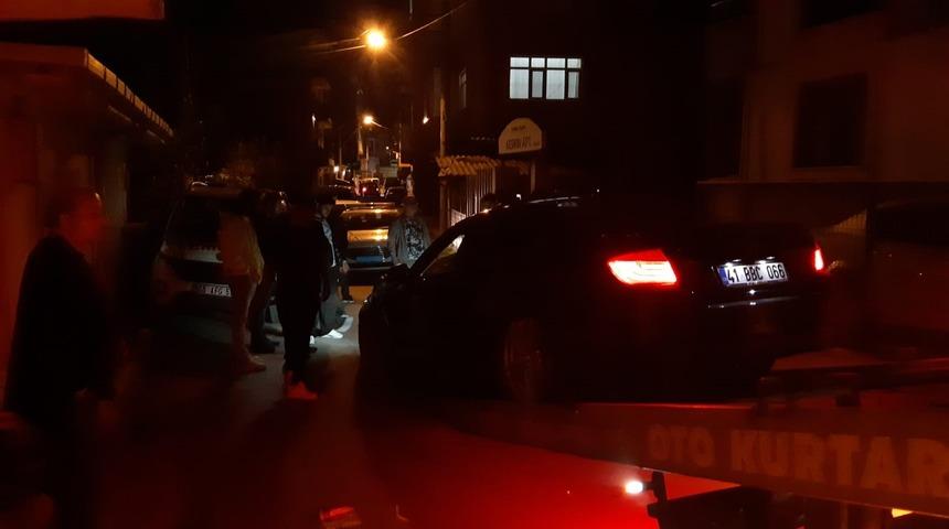 L&uuml;ks otomobilin i&ccedil;inde dehşeti yaşadı, ka&ccedil;arken kaza yaptı